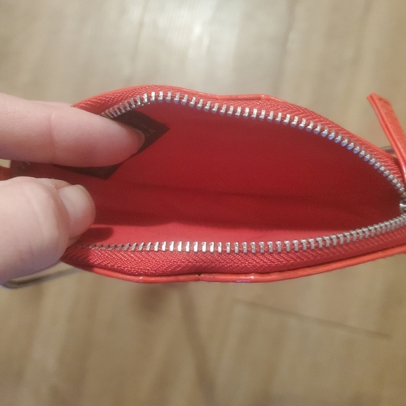 New Mini Red Leatherette  Lips Silver Rope Chain Crossbody Bag. - Picture 5 of 8